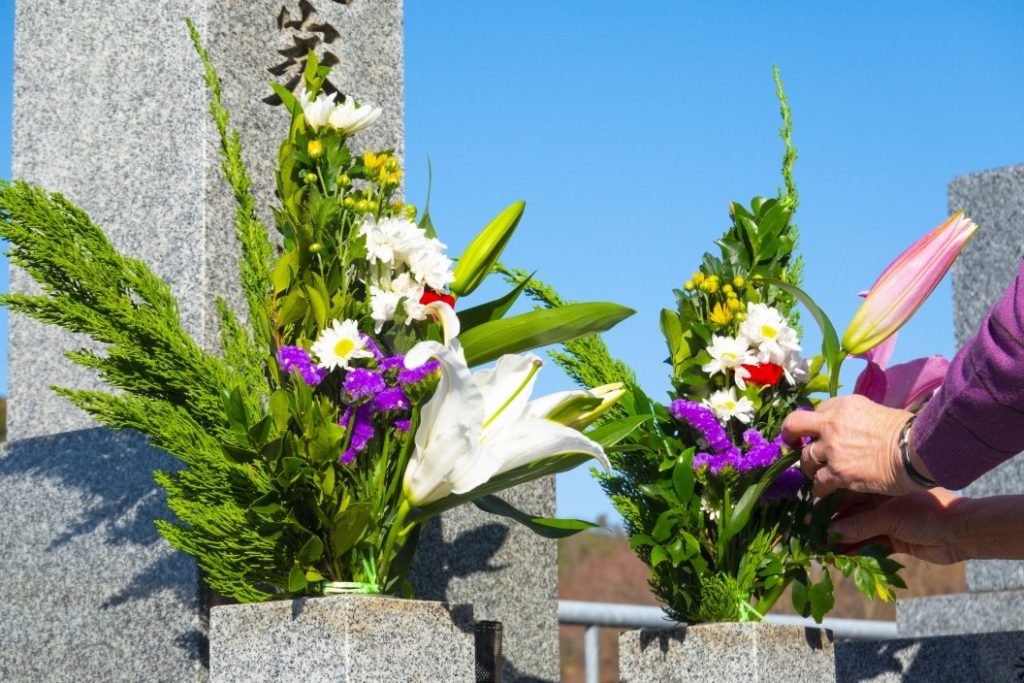 お墓に供えるお花の選び方